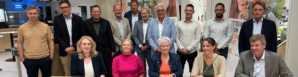 18 handtekeningen, mooie woorden en proosten op samenwerking